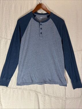 GAP Men’s Medium Everyday Colorblock Raglan Henley Long Sleeve Blue Cotton Blend